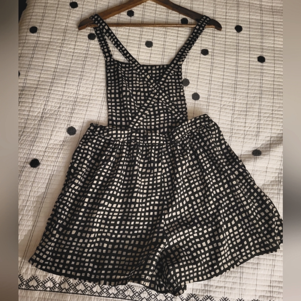 Square-pattern flowy overall shorts